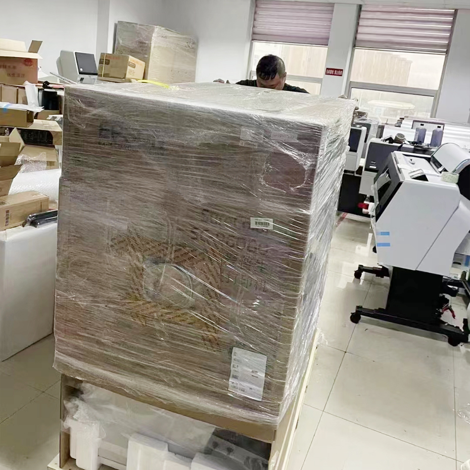 加班打包發貨河北菲林打印機一臺